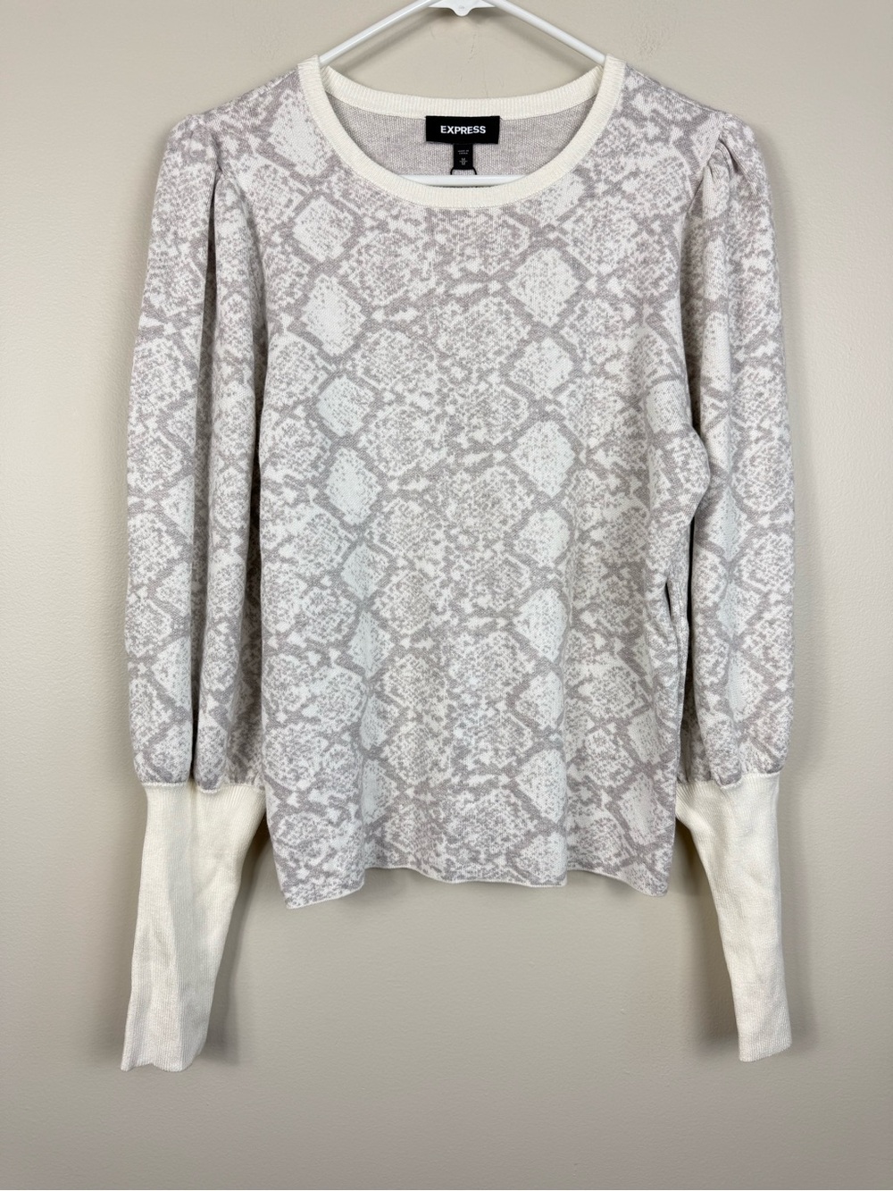 Express Snakeskin Sweater Womens Medium Cream Gray Puff Sleeve Ribbed Cuffs NWT
